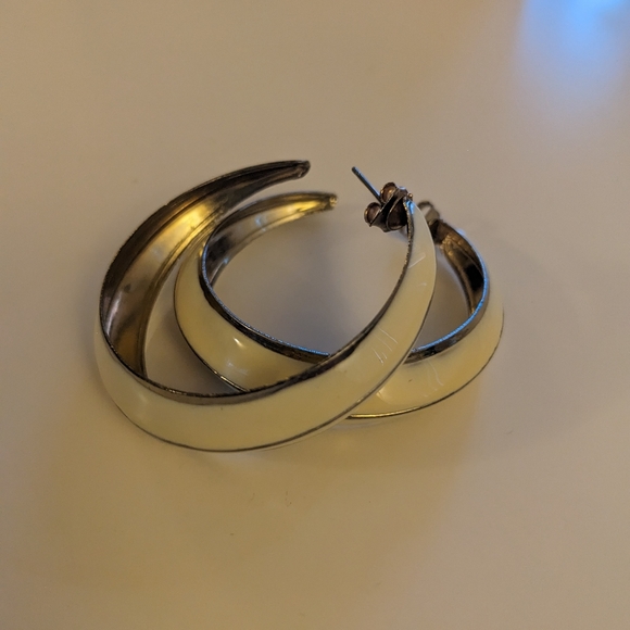 Cream and gold coloured hoop earrings - Picture 2 of 3